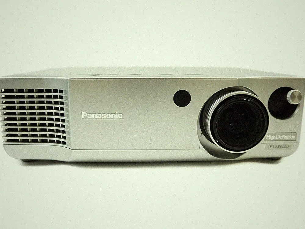 Panasonic PT-AE900U 3LCD Beamer HDMI Heimkino 16:9 1100 ANSI