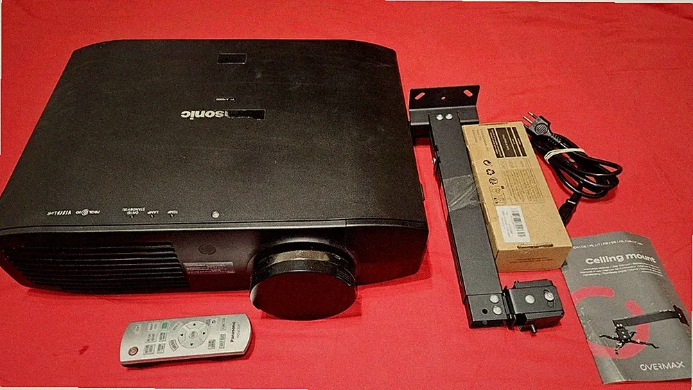 Panasonic PT-AT6000E LCD Beamer + Fernbedienung + Halterung [1776/4000 Stunden]