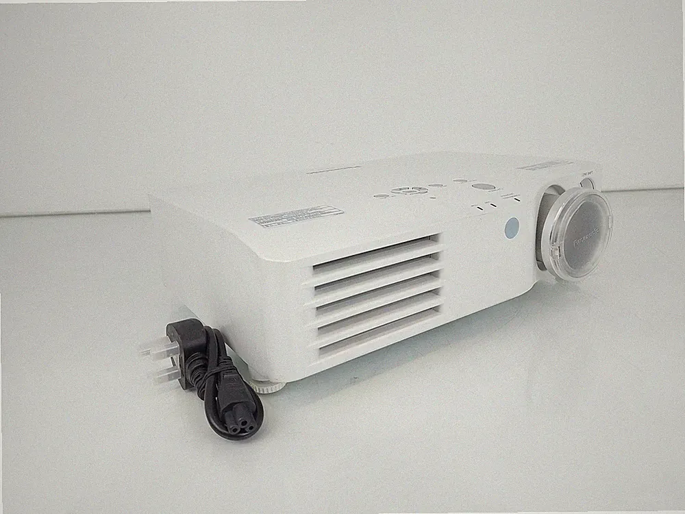 Panasonic PT-AX100E 2000 Lumen 720p Heimkino-Projektor - 1381 Lampenstunden