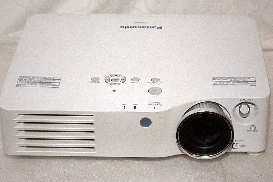 *Panasonic PT-AX200E*16:9 HD-Heimkino Beamer Projektor 6000:1 Lens-Shift HDMI