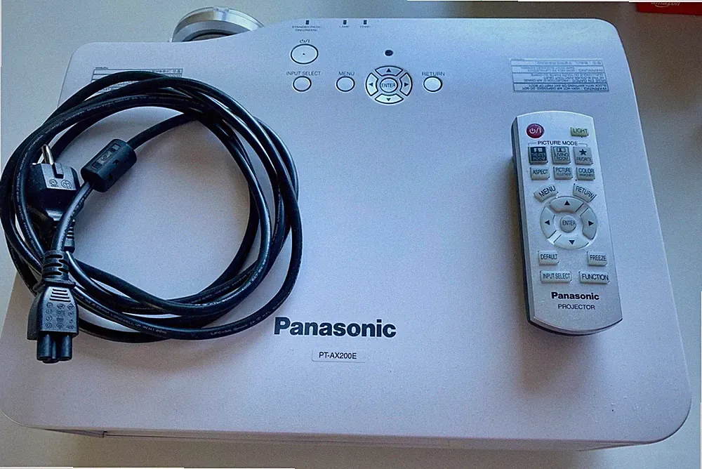 Panasonic PT-AX200E LCD Projektor Heimkino Beamer HD teildefekt - als Ersatzteil