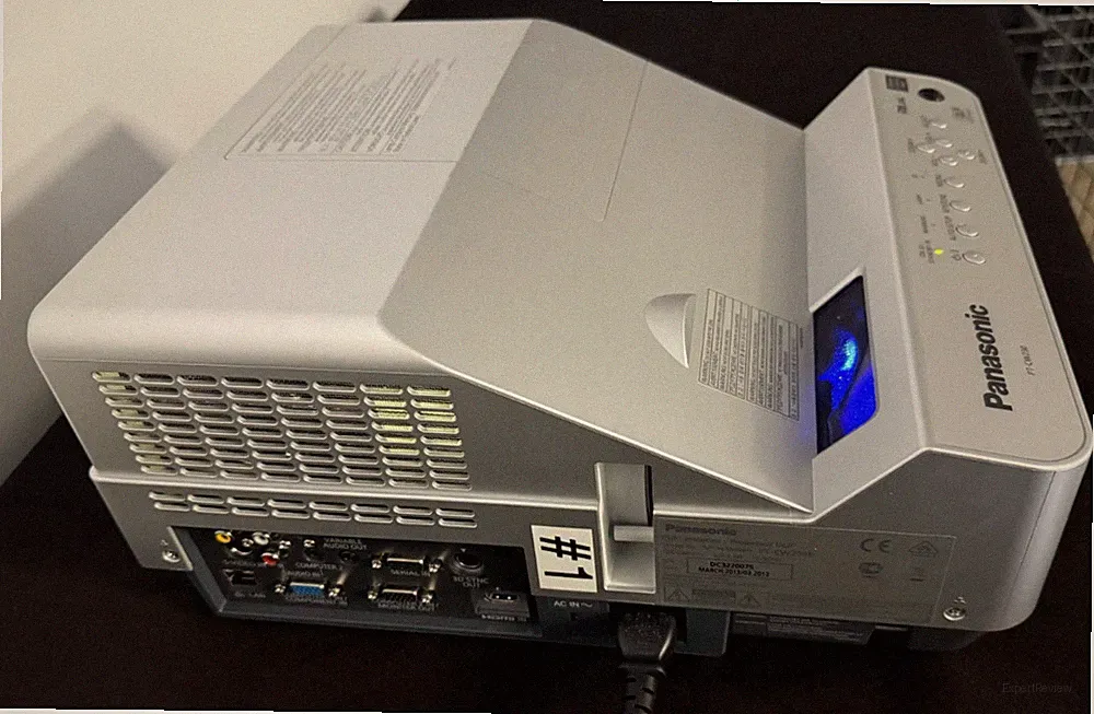 Panasonic PT-CW230E Ultrakurzdistanz Beamer – Nur 71 Lampenstunden! + Case