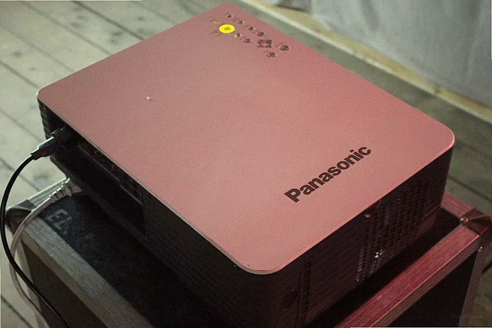 *Panasonic PT-D3500*DLP Projektor Konferenz-Beamer 3500 Lumen 1600:1 Lens-Shift