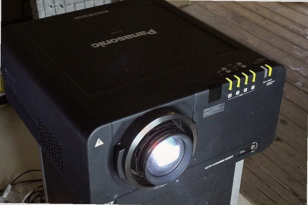 *Panasonic PT-DW100E*3-DLP Projektor Beamer 10000 Lumen projector 5000:1 16:9