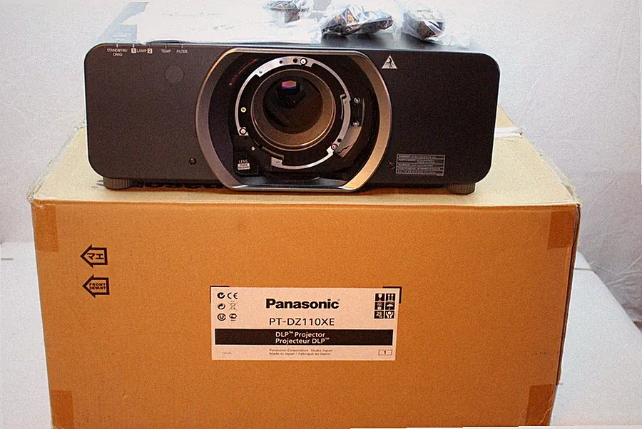 *Panasonic PT-DZ110XE*DLP Beamer Projektor 10600 Lumen OVP|Flugrahmen|PT-DZ8700