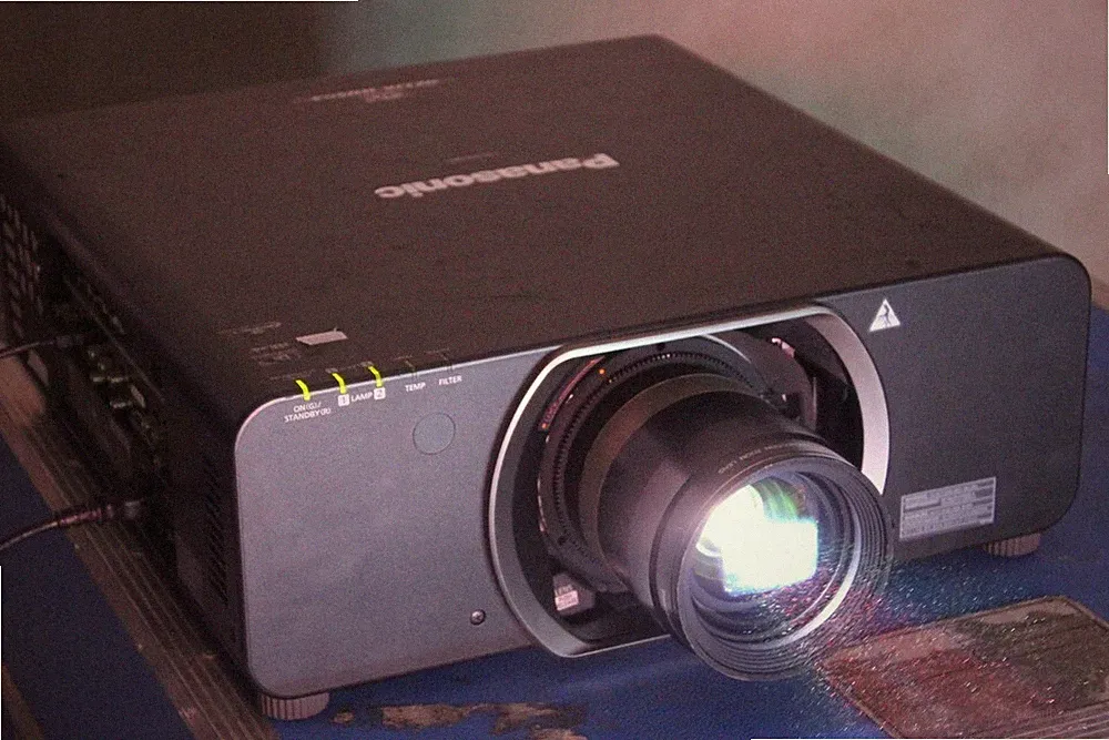 *Panasonic PT-DZ13KE*3-DLP Beamer Projektor 12000 Lumen projector Case WUXGA SDI