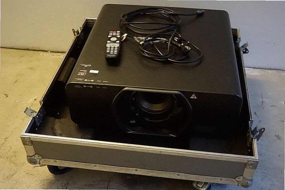 *Panasonic PT-DZ13KE*3D 3DLP Beamer Projektor 12000Ansi projector Case WUXGA SDI