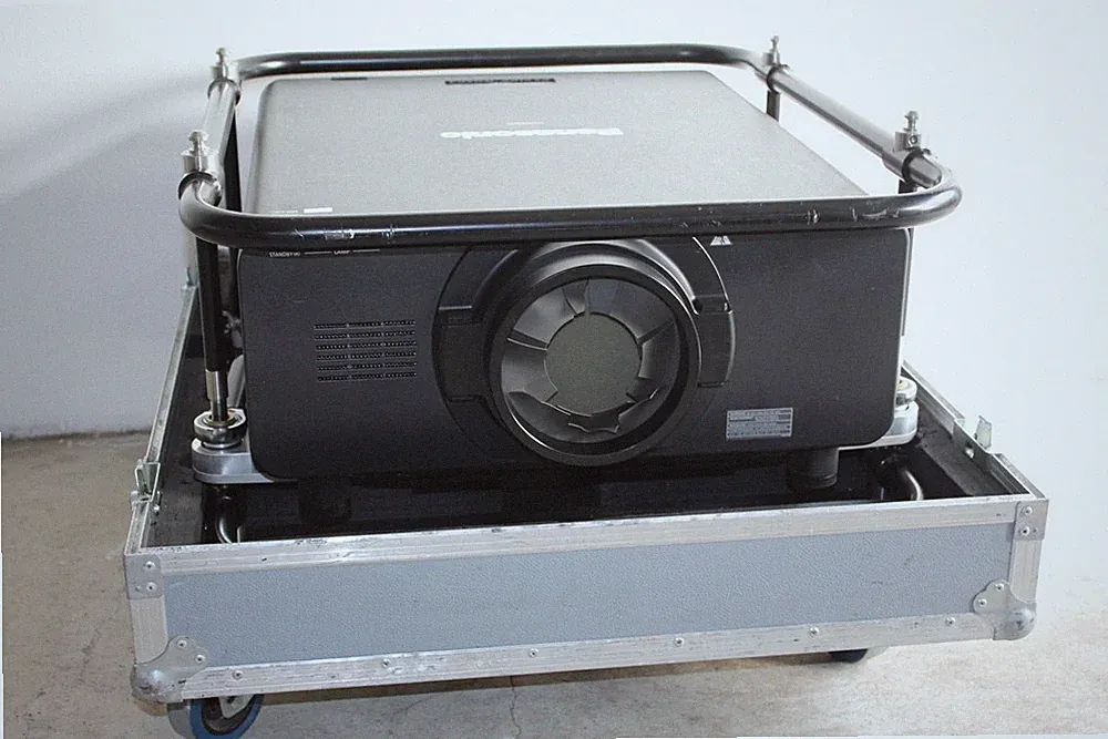 *Panasonic PT-DZ21K2*3-DLP Beamer Projektor 20000Ansi projector Case+Frame WUXGA