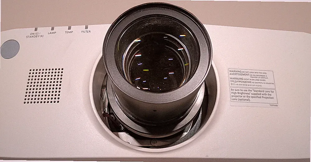 Panasonic PT-EW540 WXGA mit Weitwurfobjektiv ELT-20 und Wandhalterung