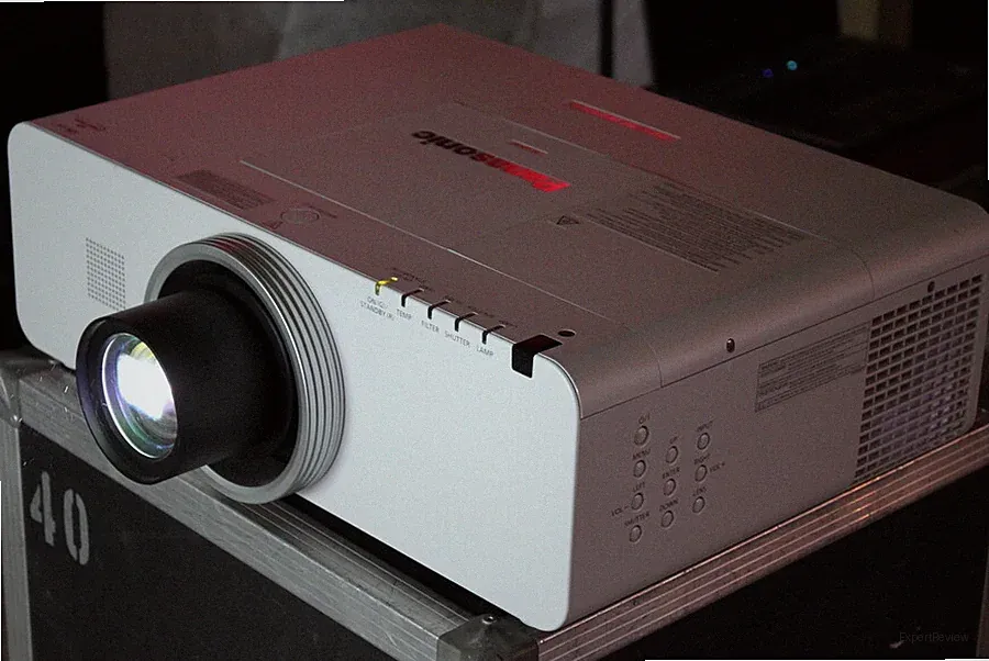 *Panasonic PT-EZ570E*LCD Beamer Projektor 5000:1 5000ANSI 1920x1200 WUXGA HDMI