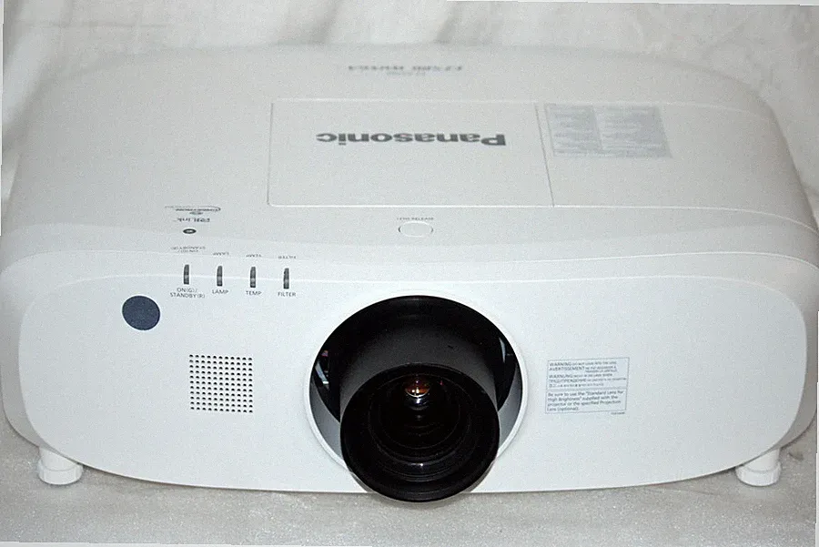 *Panasonic PT-EZ580*LCD-Beamer Projektor 5400 Ansi 5000:1 WUXGA DisplayPort HDMI