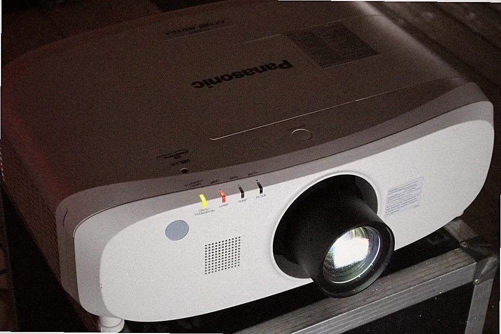 *Panasonic PT-EZ580*LCD-Beamer Projektor 5400 Ansi 5000:1 WUXGA DisplayPort HDMI