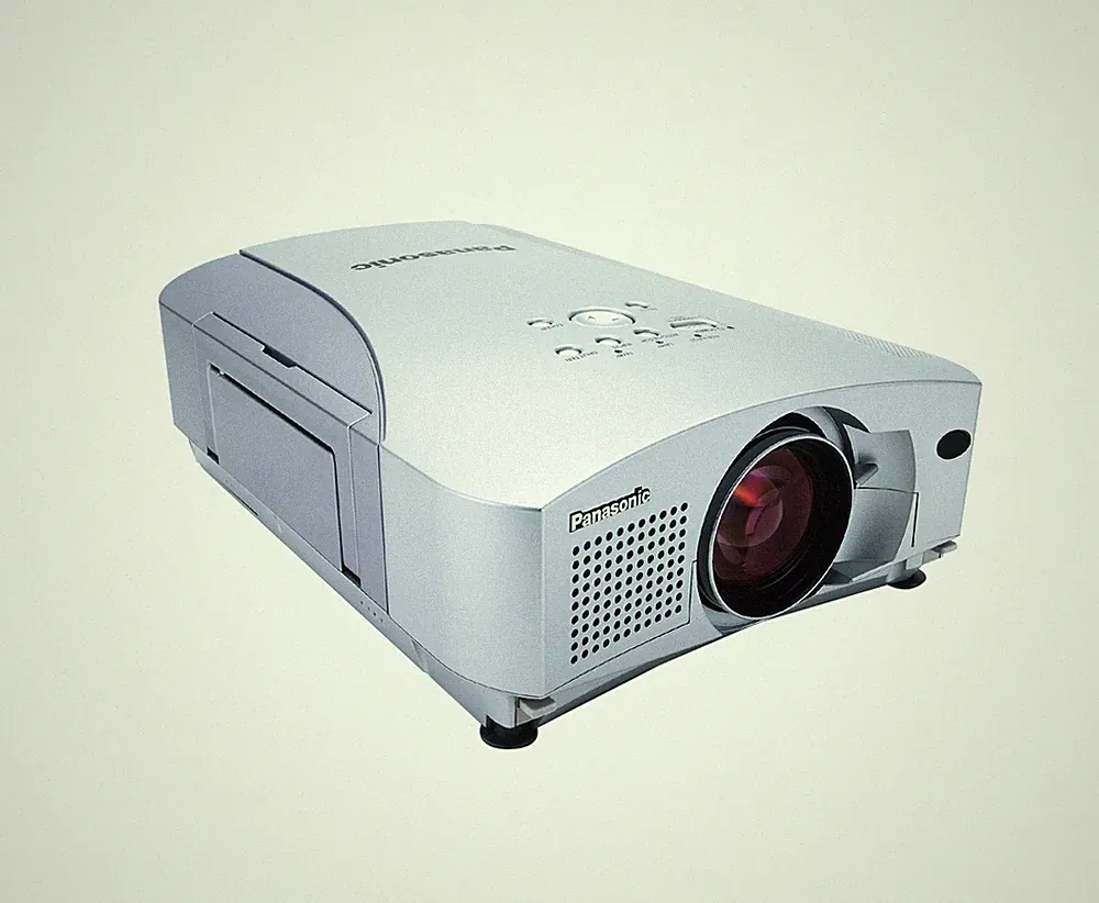 Panasonic PT-L720E LCD Beamer 1.163 Lampenstunden