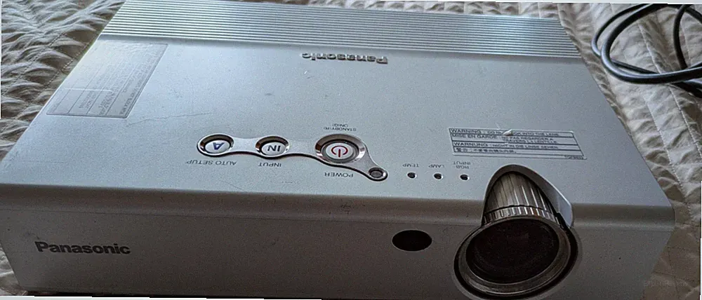 Panasonic PT-LB20SEA LCD-Projektor 493 Lampenstunden Fernbedienung manuelle Kabel funktionieren