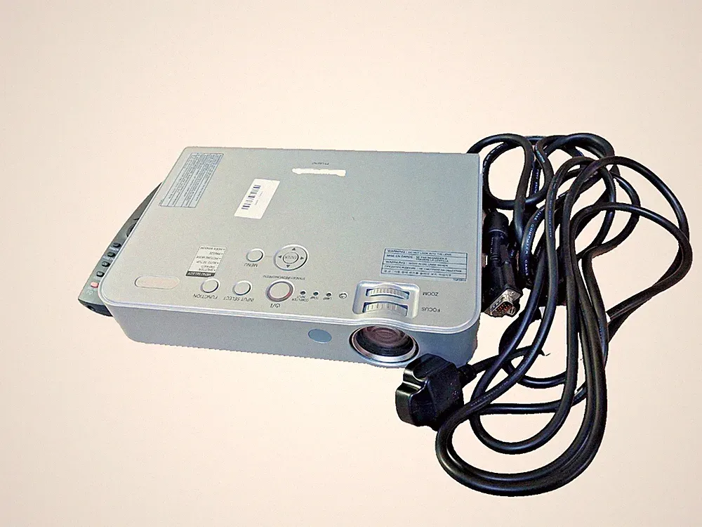 Panasonic PT-LB51NTEA LCD VGA Projektor mit Tasche Case + Fernbedienung getestet funktioniert