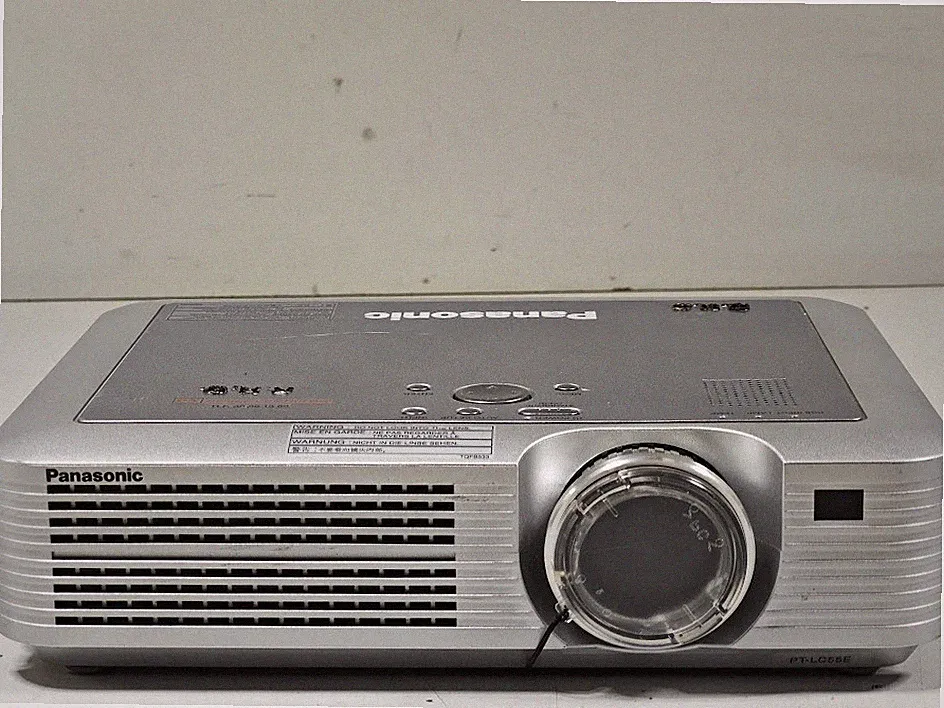 Panasonic PT-LC55E LCD Beamer - Ungeprüft, Nicht Funktionsfähig, Kein Kabel