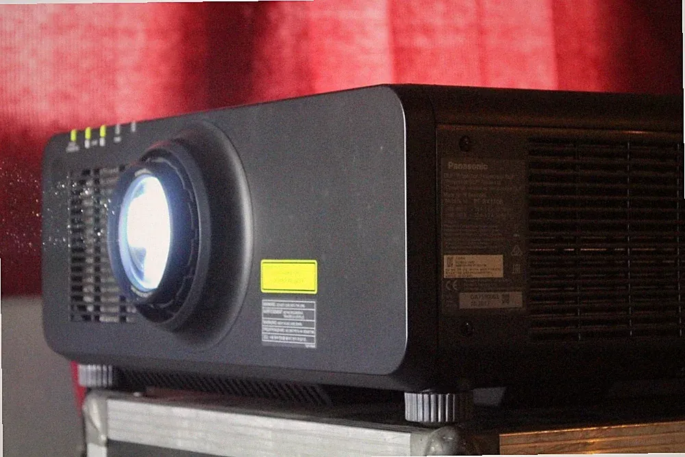 *Panasonic PT-RX110*Laser-Beamer Projektor projector+Linse 10400Lumen HELL 1504h