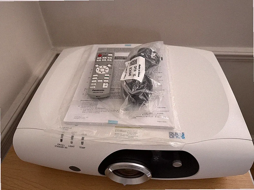 Panasonic PT-RZ370E DLP-Projektor 3500 Lumen mit Fernbedienung + Handbuch nur 53 Stunden