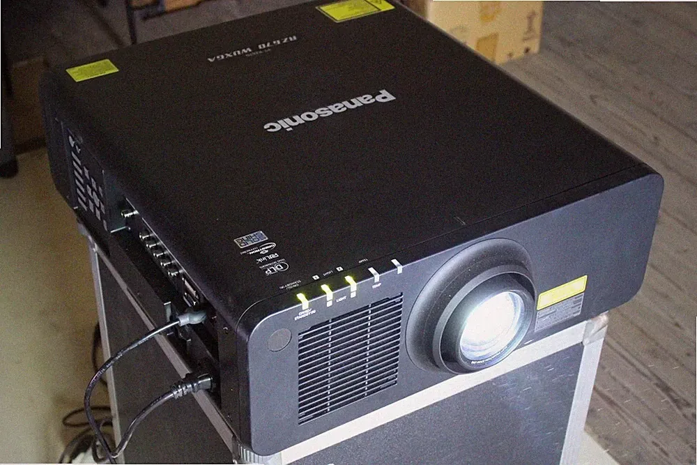 *Panasonic PT-RZ670LB+Objektiv*DLP Laser Beamer Projektor 20000h 6000Lumen 24/7