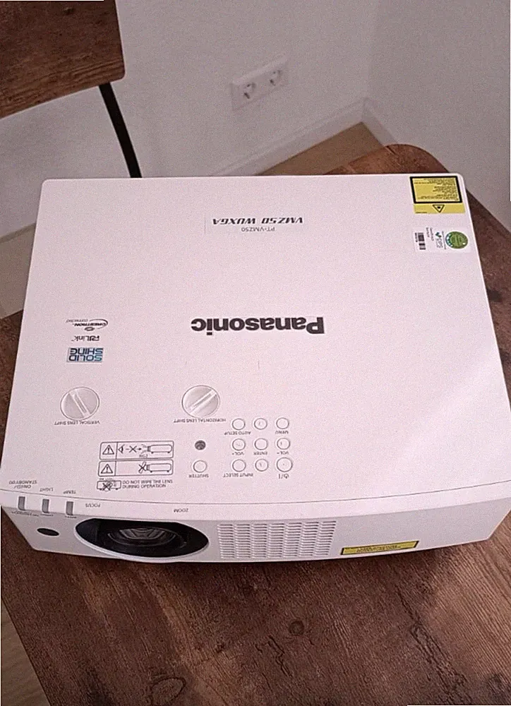 Panasonic PT-VMZ50 Full HD LCD-Projektor - Weiß
