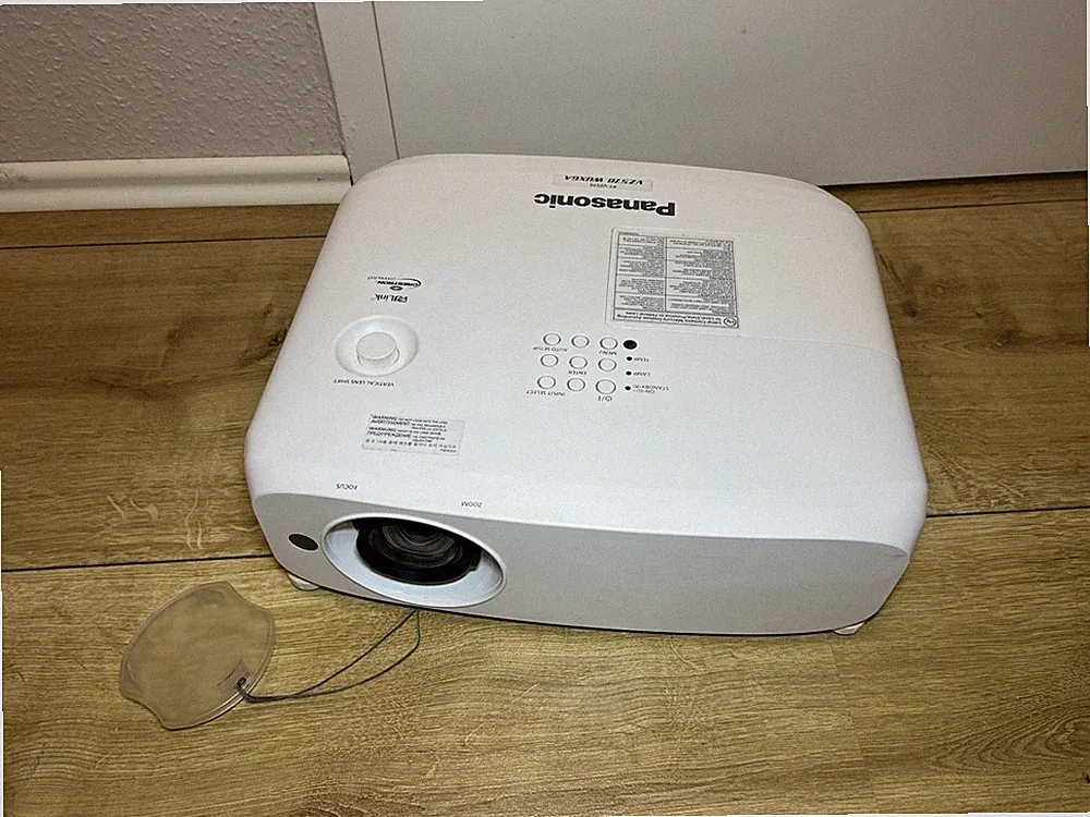 Panasonic PT-VZ570 Beamer Full HD WUXGA, 4500 ANSI, 5000:1 Kontrast, 2x HDMI