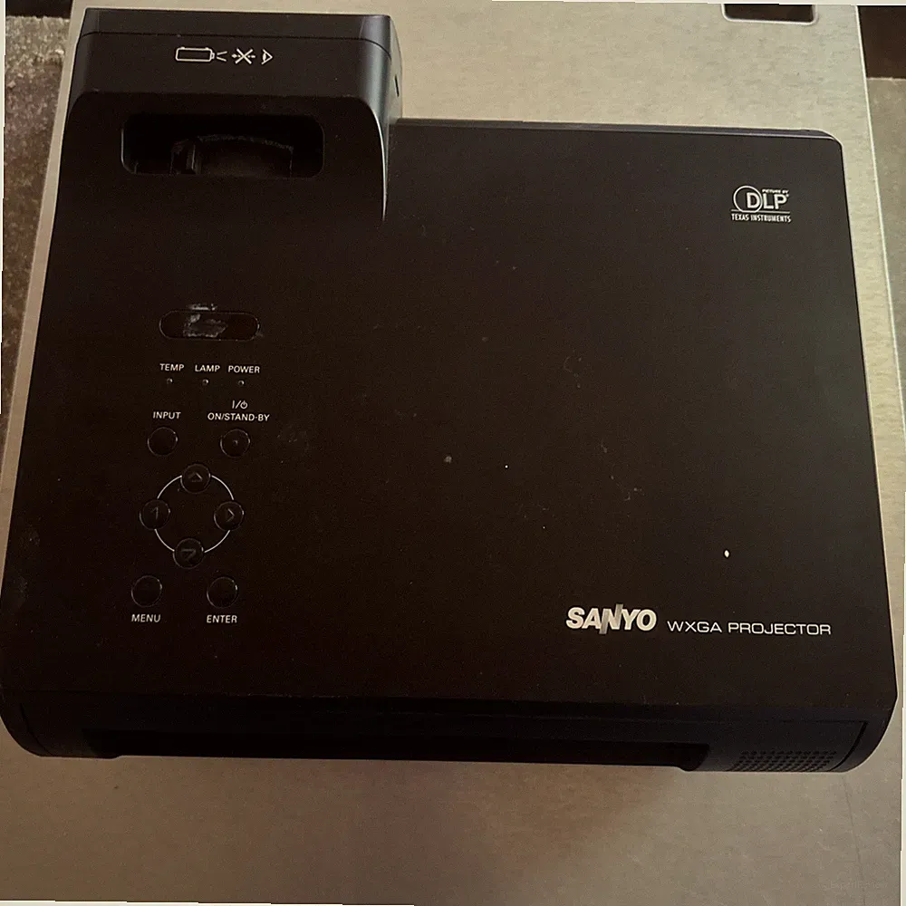 Sanyo PDG DWL100 HDMI HDTV DLP Kurzabstand Beamer
