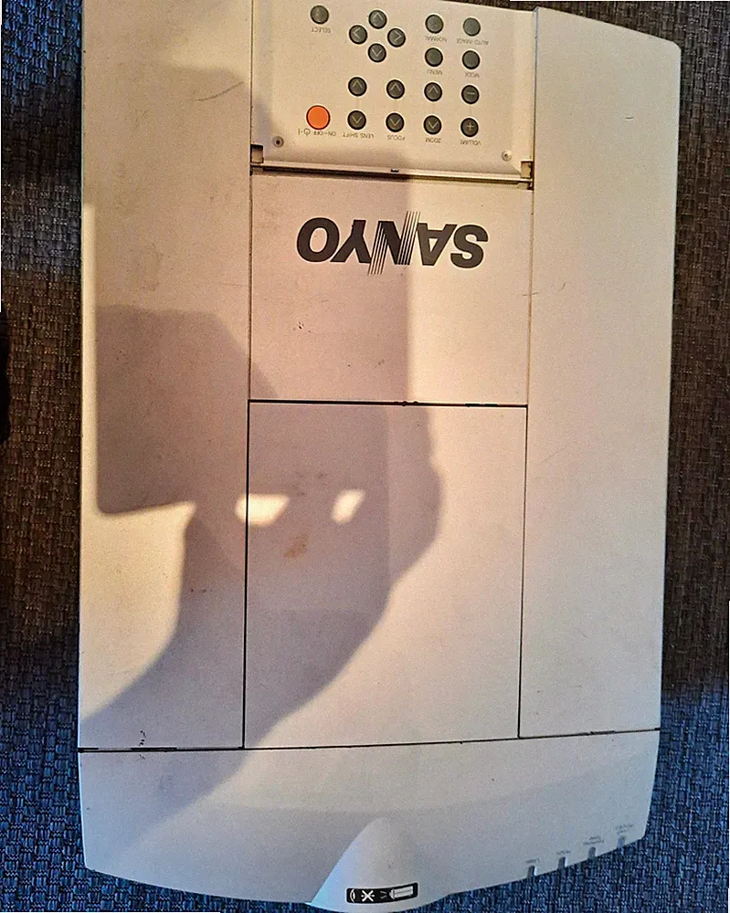 SANYO PLC-9000E Desktop-Beamer/Projektor grau mit VGA, S-Video, Composite