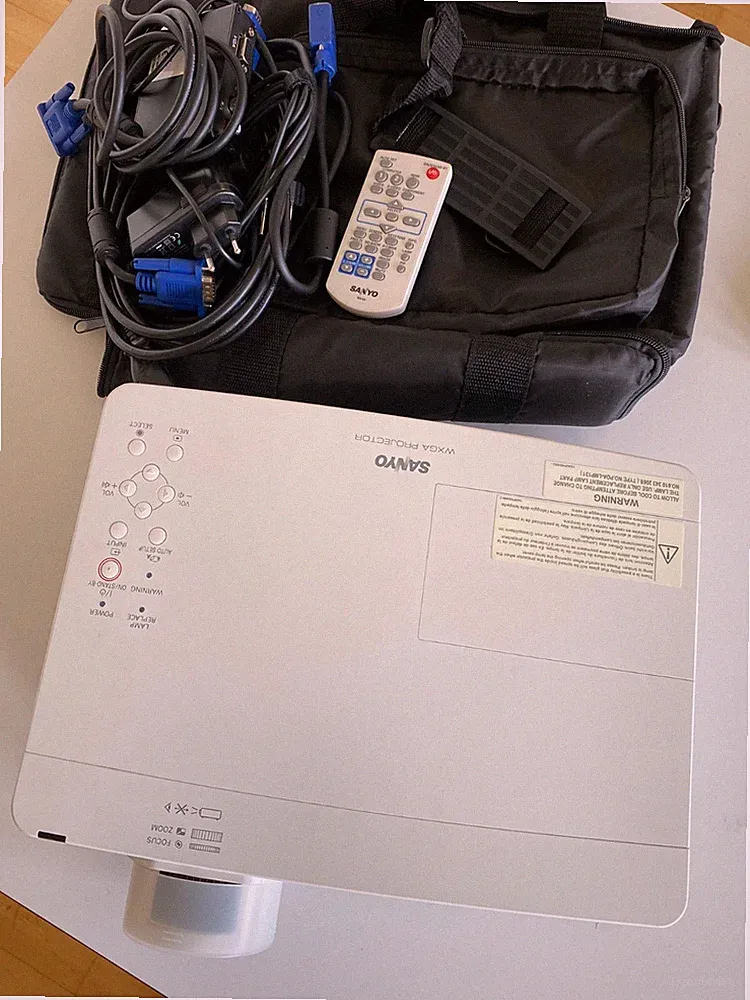Sanyo PLC-WXU300 WXGA 3LCD-Beamer – 2.500 Lumen, HDMI & LAN voll funktionsfähig