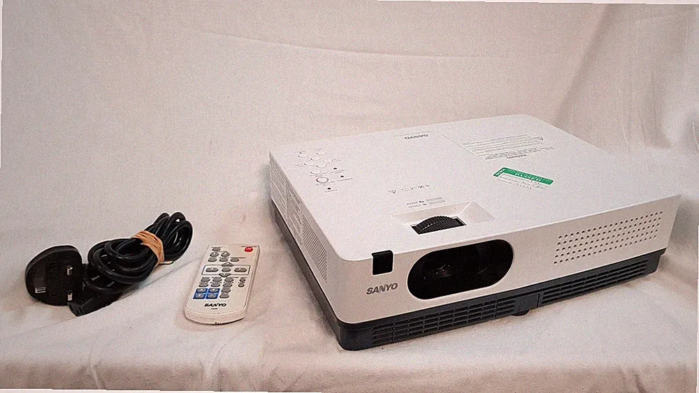 Sanyo PLC-XD2200 VGA XGA Projektor mit Fernbedienung, Stromkabel