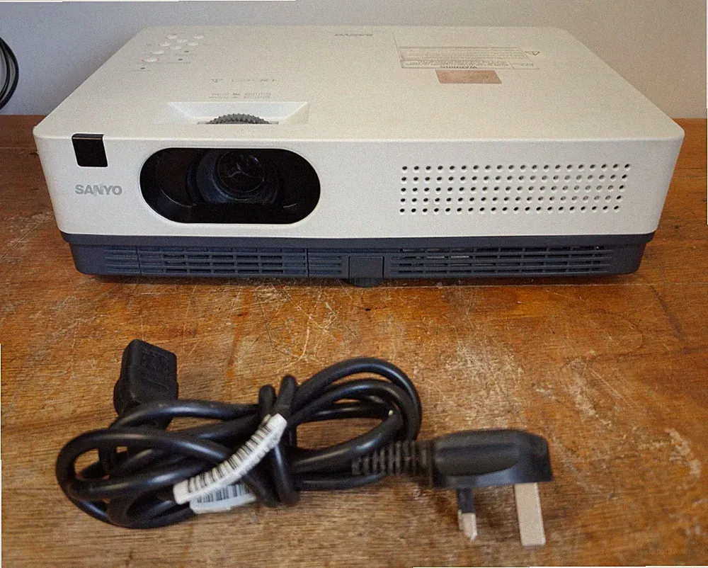 Sanyo PLC-XD2600 Heimkino Büro PC XGA LAN 2200 Lumen Projektor Audio inb