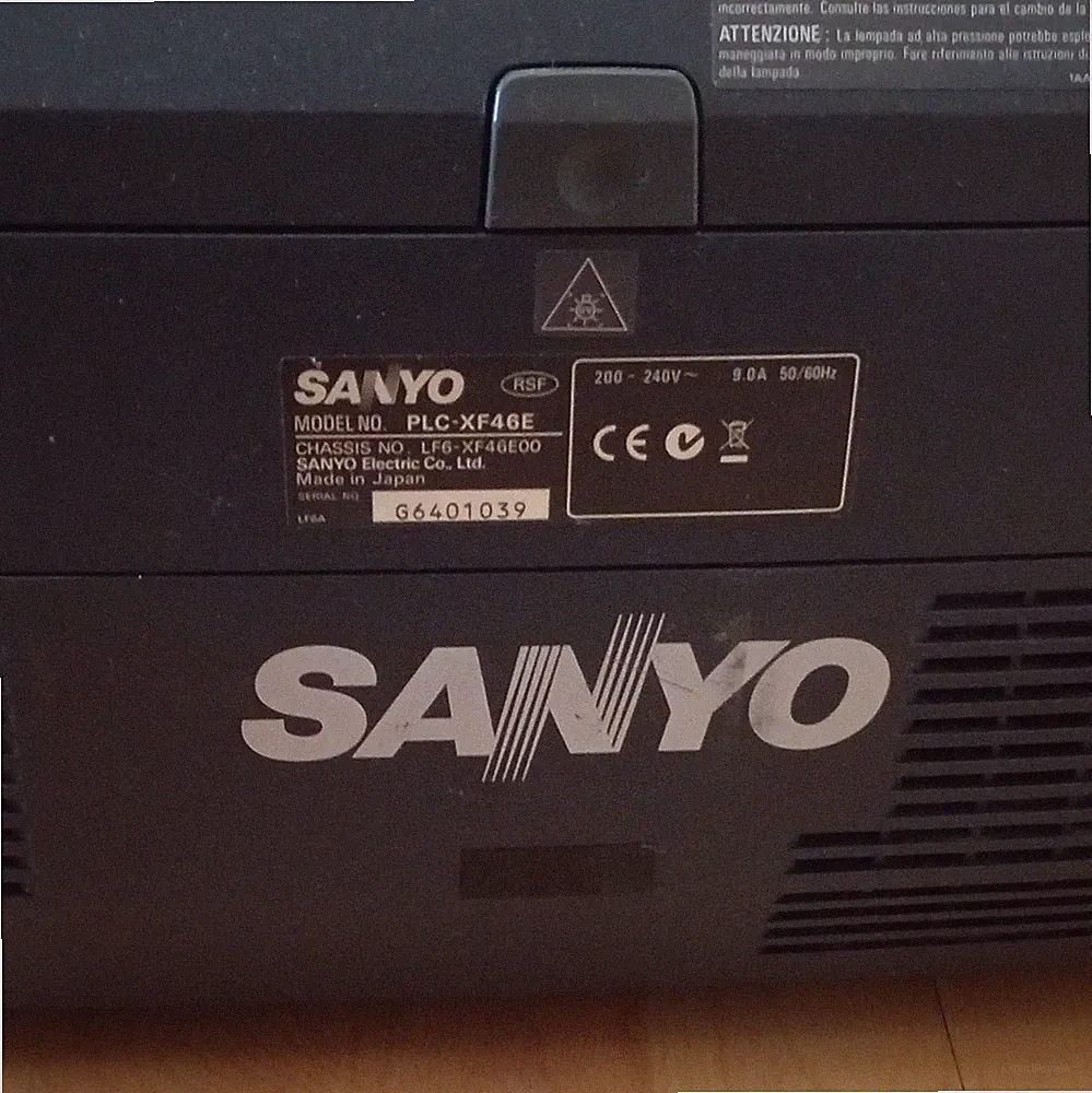 SANYO PLC-XF46E LCD Beamer 1024x768 4000 ANSI 4:3 DVI VGA USB