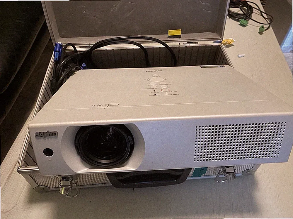 SANYO PLC-XU106 LCD Beamer 3500 ANSI 1024x768 4:3 VGA Composite S-Video