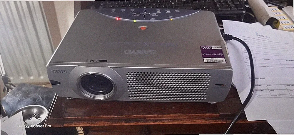 Sanyo PLC-XU30 Beamer mit Tasche, Lampe muss ersetzt werden Lampenfehler (309)