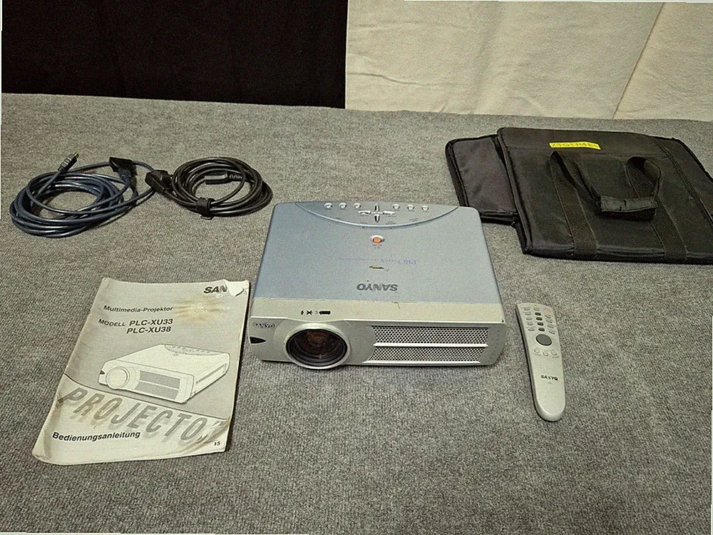 Sanyo PLC-XU38 LCD Beamer Projektor XGA 2000 ANSI Lumen inkl. Tasche & FB