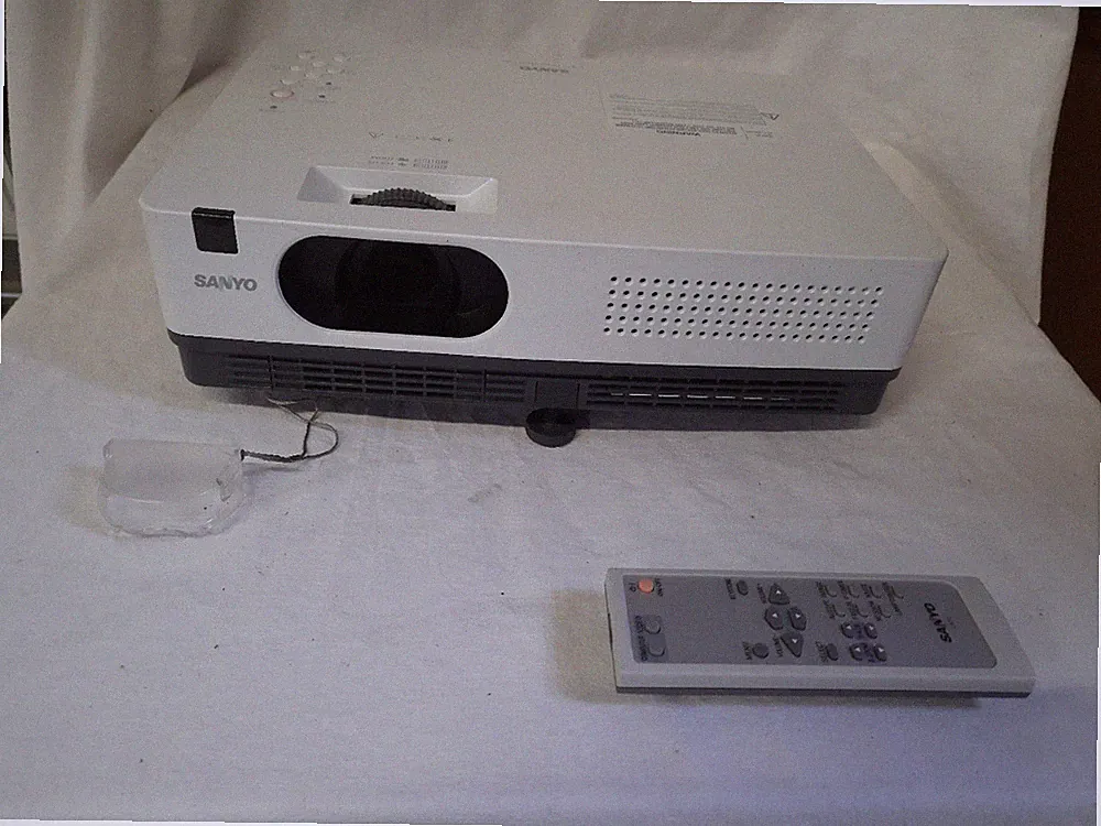 Sanyo PLC-XW250 Projektor 2600 Ansi Lumen LCD Beamer XGA VGA RJ45 500:1