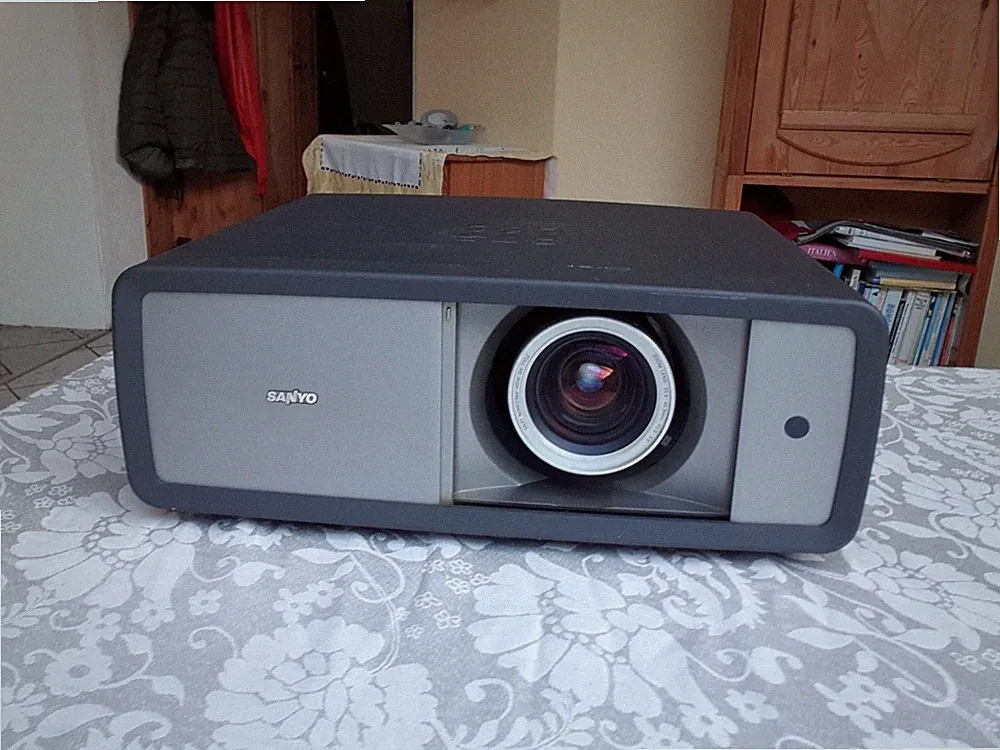 Sanyo PLV-Z2000 3LCD Full HD Beamer Projektor