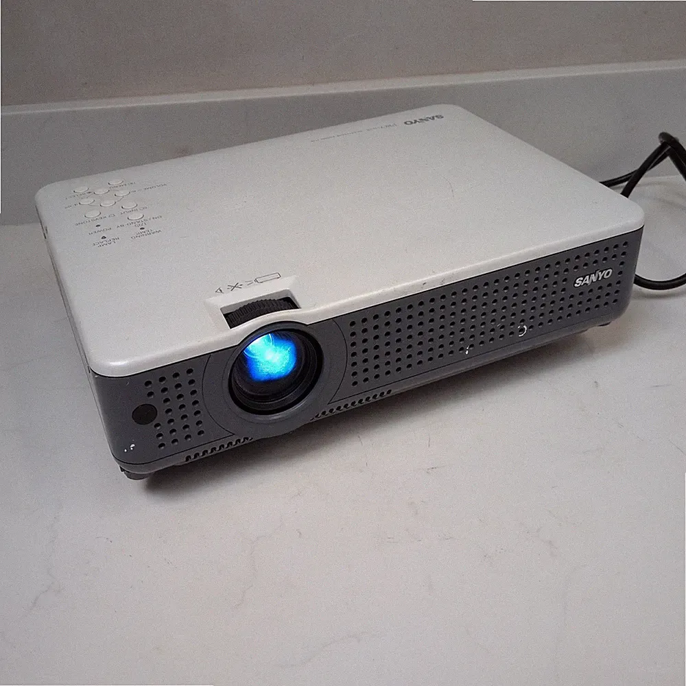 Sanyo Pro xtraX PLC-XU78 Projektor funktionsfähig