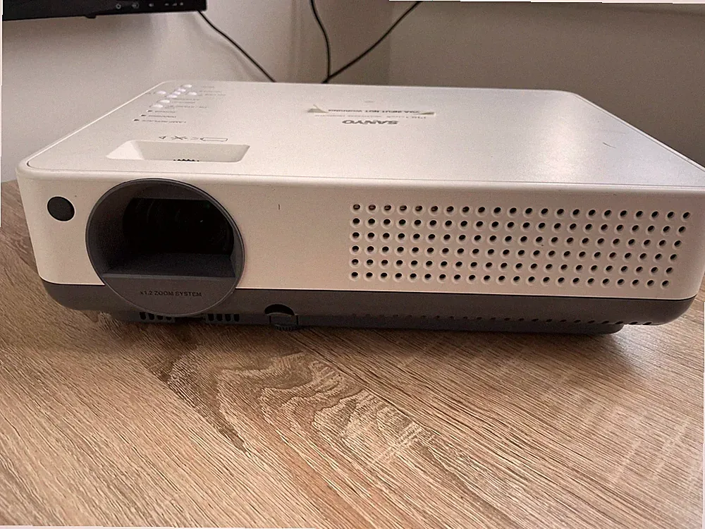 Sanyo SPS-XW56 Projektor 685 Stunden gebraucht vollständig getestet & funktionsfähig defekt VGA-Anschluss