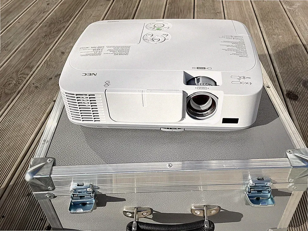Set NEC M260X HDMI Professional Projektor Heimkino Beamer + Ersatzlampe + Koffer