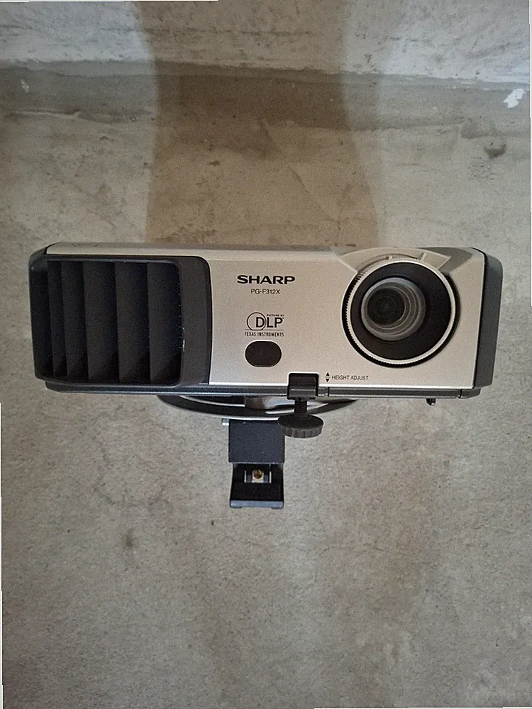 Sharp PG-F312X DLP Beamer / Projektor – 3000 Lumen inkl. Halterung