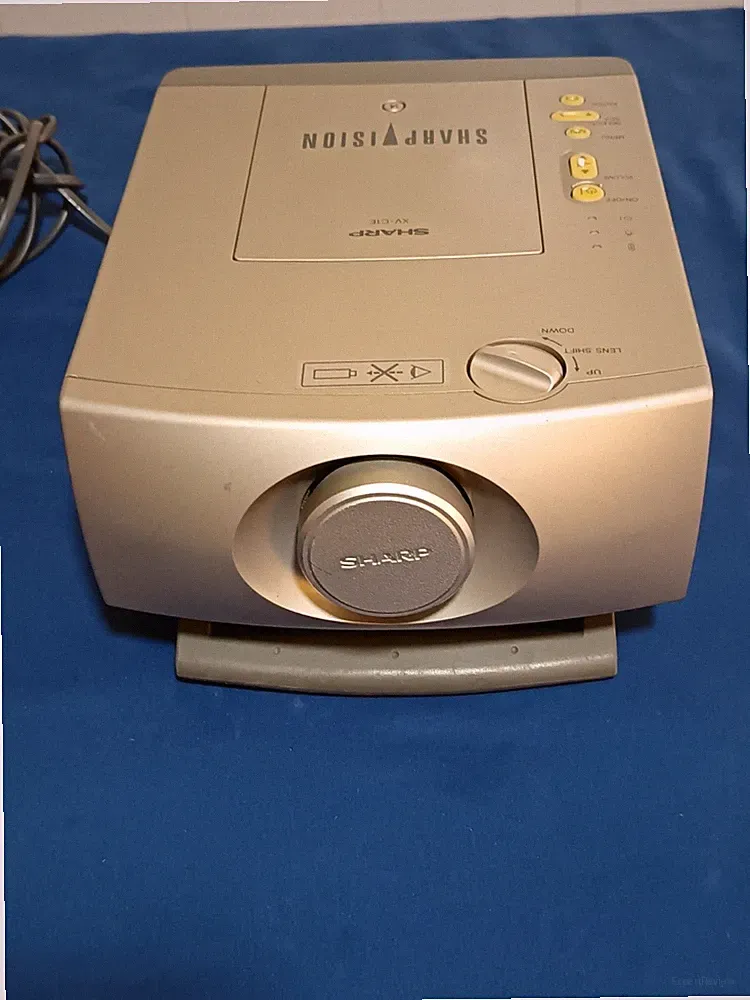 Sharp XV-C1E LCD Beamer