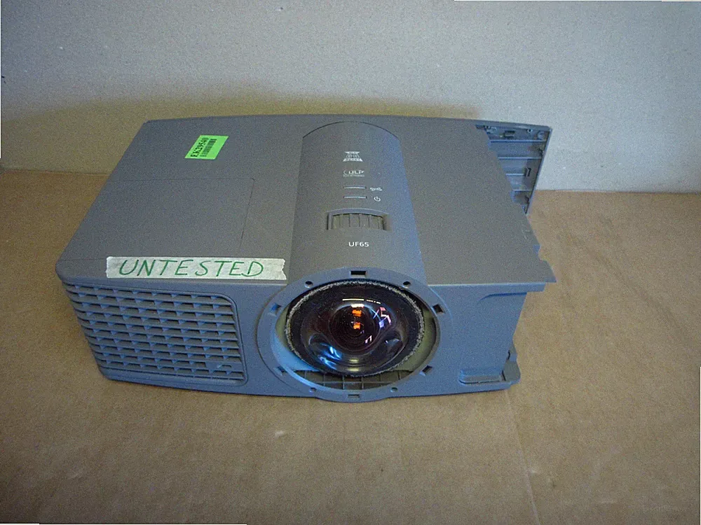 Smart UF65 Projector Beamer XGA 2,000 Lumens VGA - UNTESTED - EXCL REMOTE