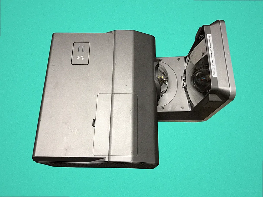 SMART UF75 DLP Kurzdistanz Beamer 2500 ANSI Lumen 4:3, Defekte Linse