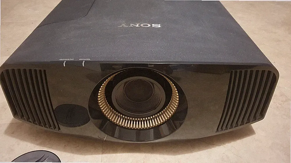 Sony VPL-VW520ES – Nativer 4K Beamer, 3D fähig inkl. 6 3D Brillen