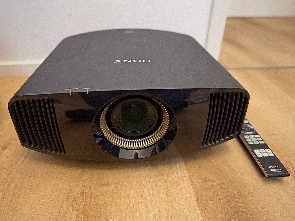 Sony VPL-VW570ES - Nativer 4K Beamer / Projektor mit OVP / sehr guter Zustand