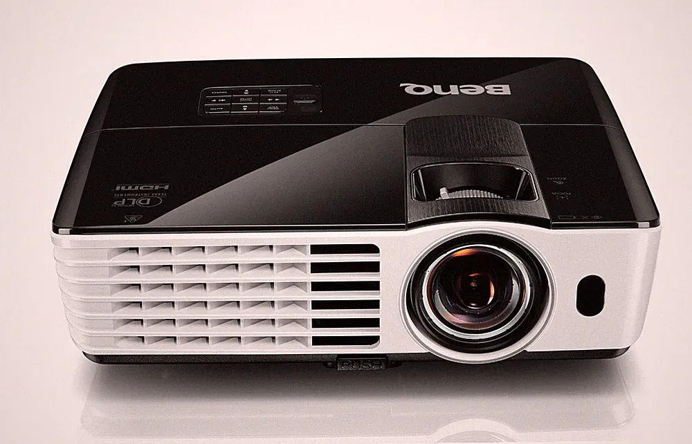TOP High End Full-HD Kurzdistanz-Beamer BenQ TH682ST@ 3.000 AnsiLumen @144Hz