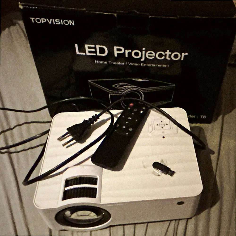 TOPVISION T6 Beamer 1080p FHD 16:9 HDMI/USB Weiß mit FB und mit HMDI KABEL!