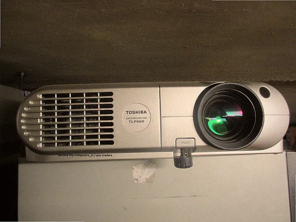 Toshiba Data Projector TLP660 LCD Beamer 1100 Ansi 300:1