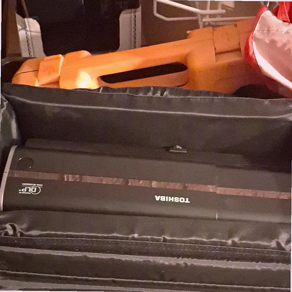 Toshiba DLP Desktop Beamer schwarz mit Transporttasche, USB/VGA