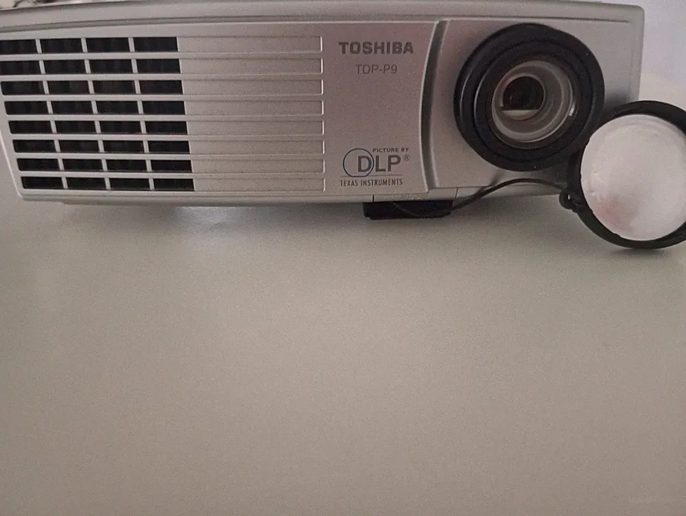 Toshiba TDP-9 Beamer 1024x768 Auflösung 2000 Lumen (Gebraucht)